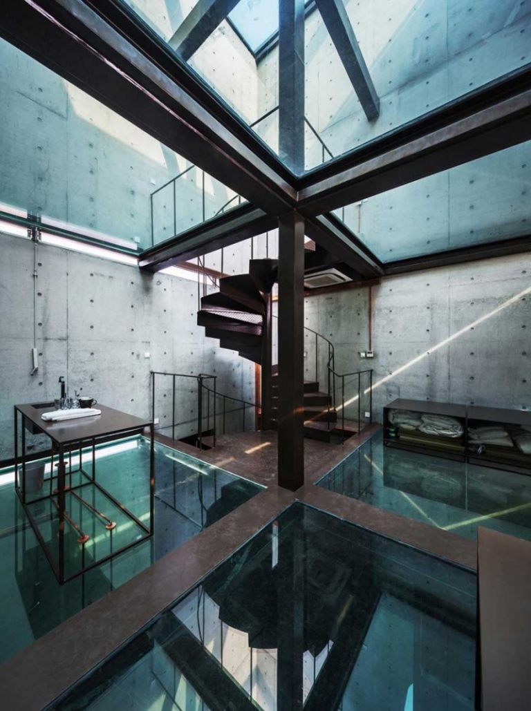 murs-béton sol plexiglass escalier-moderne métallique colimaçon