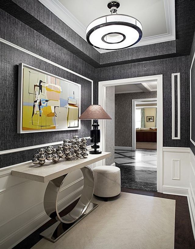 murs-couloir-gris-blanc-noir-lampe-console-tableau