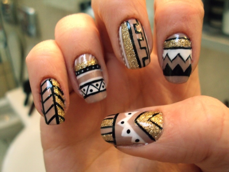 nail-art-motif-azteque-contours-noirs-paillettes