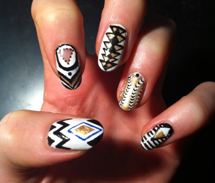 nail-art-motif-azteque-coueur-argent-noir-blanche