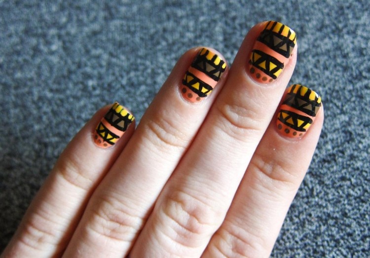 nail-art-motif-azteque-couleur-jaune-orange-marron