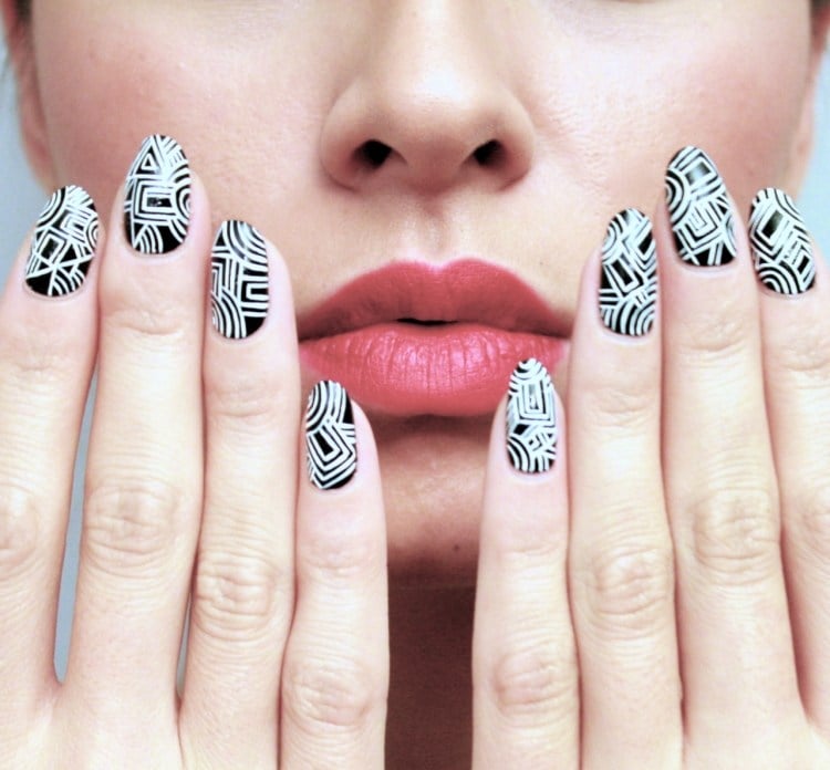 nail-art-motif-azteque-couleur-noir-blanche