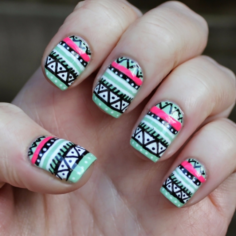 nail-art-motif-azteque-couleur-noir-vert-menthe