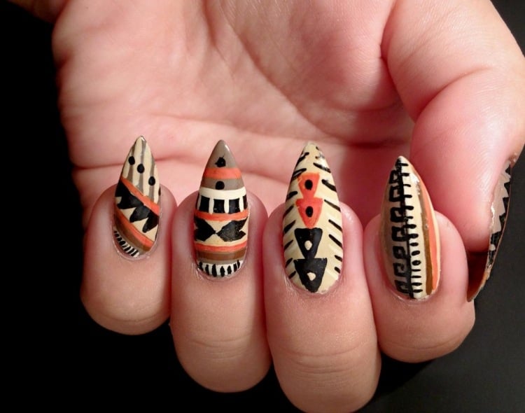 nail-art-motif-azteque-couleur-noire-orange