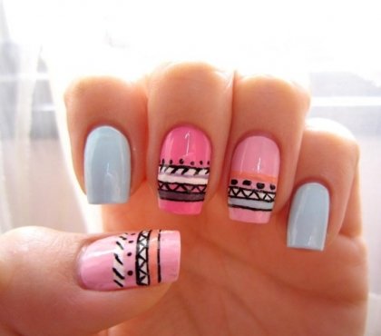 nail-art-motif-azteque-couleurs-pastel-rose-bleu