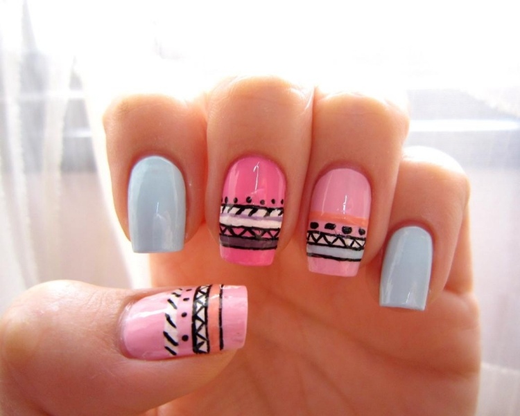 nail-art-motif-azteque-couleurs-pastel-rose-bleu