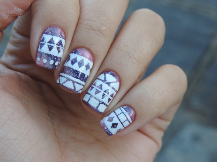 nail-art-motif-azteque-deco-ongles-blanc-couleur