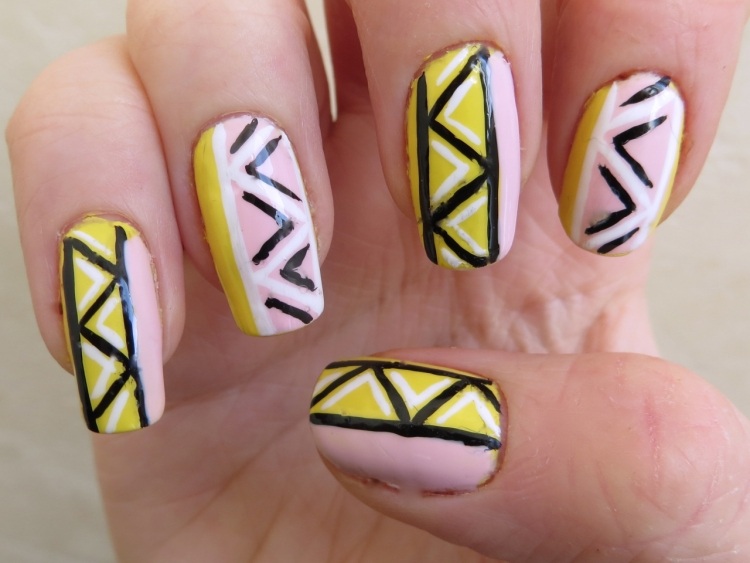 nail-art-motif-azteque-vernis-couleur-rose-jaune-noire