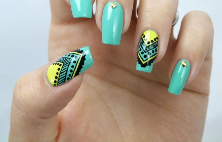 nail-art-motif-azteque-vert-menthe-couleur-jaune-strass