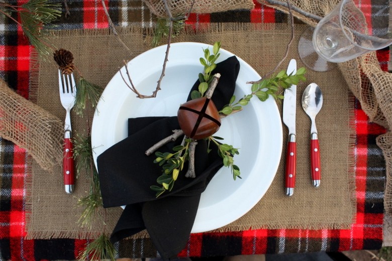 nappe-écossaise dessus assiettes toile jute déco Noël table originale