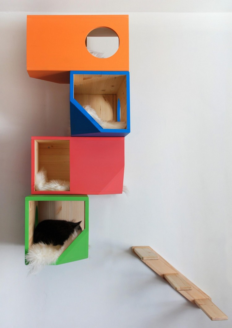 niche-pour-chat-boîtes-bois-superposées-multicolores