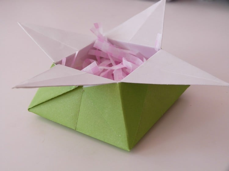 origami-Noel-boîte-papier-vert-rose-bandes-papier-rose