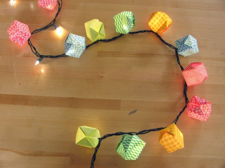 origami-Noel-guirlande-lumineuse-décorée-boîtes-papier-multicolores