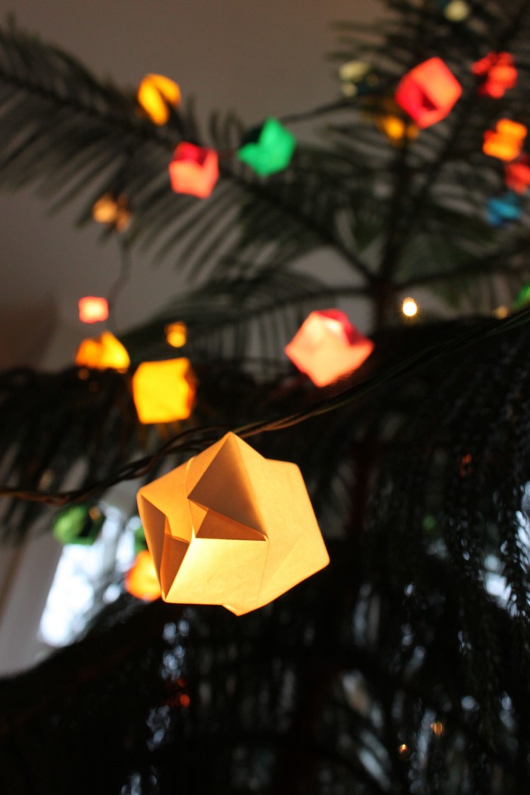 origami-Noel-guirlande-lumineuse-sapin-Noel-boîtes-papier