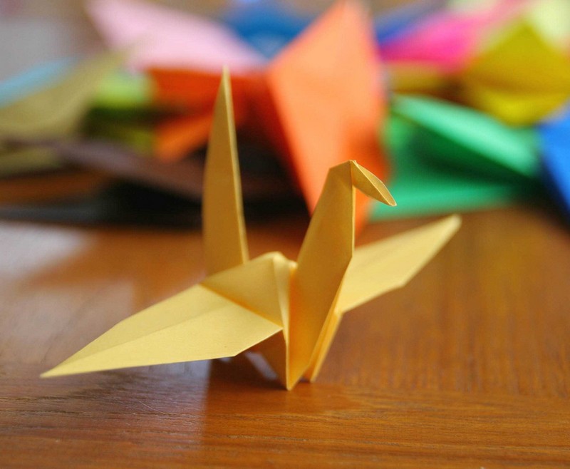 origami-facile-idées-pliage-papier-forme-grue-jaune