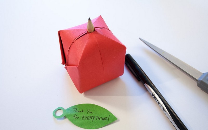 origami-facile-original-boîte-forme-pomme-remerciement