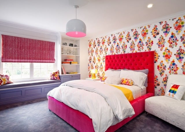 papier-peint-motifs-multicolores-tête-lit-rouge-chambre-ado-fille