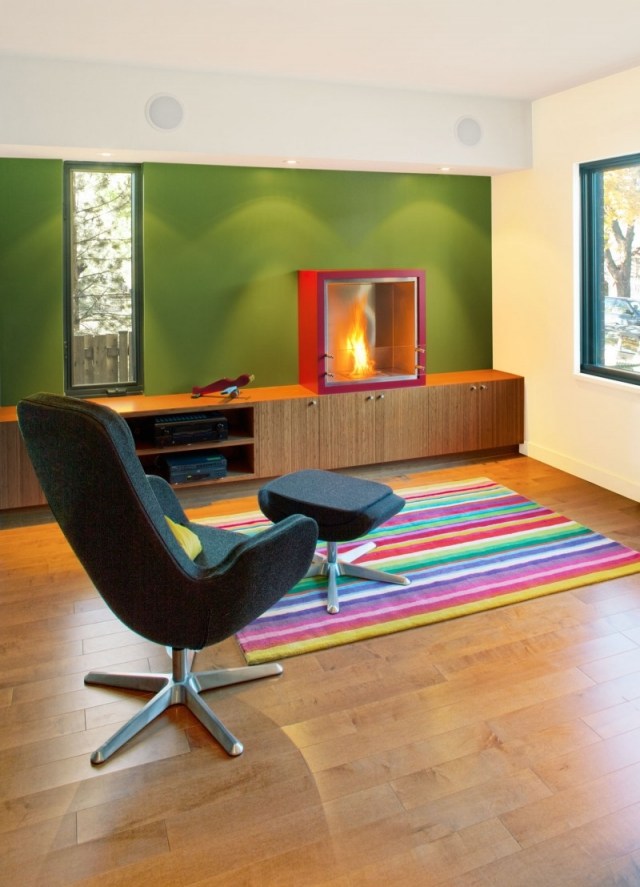 parquet-flottant bois clair fauteuil design mur vert tapis arc-ciel
