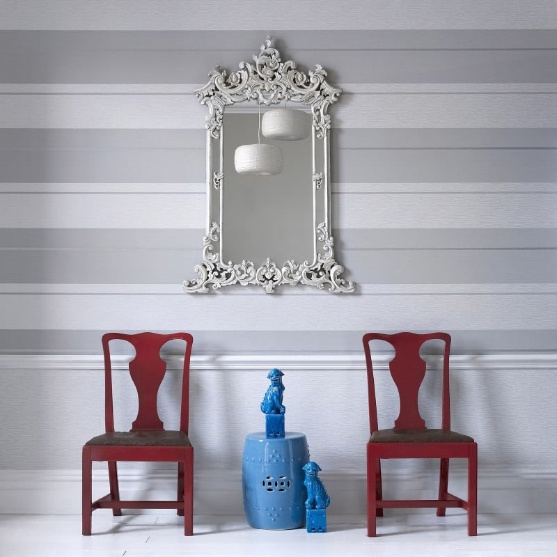 peinture-couloir 2 couleurs grises rayées chaises miroir