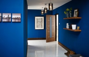 peinture couloir -bleu-cobalt-etageres-bois