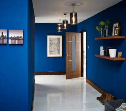 peinture couloir -bleu-cobalt-etageres-bois