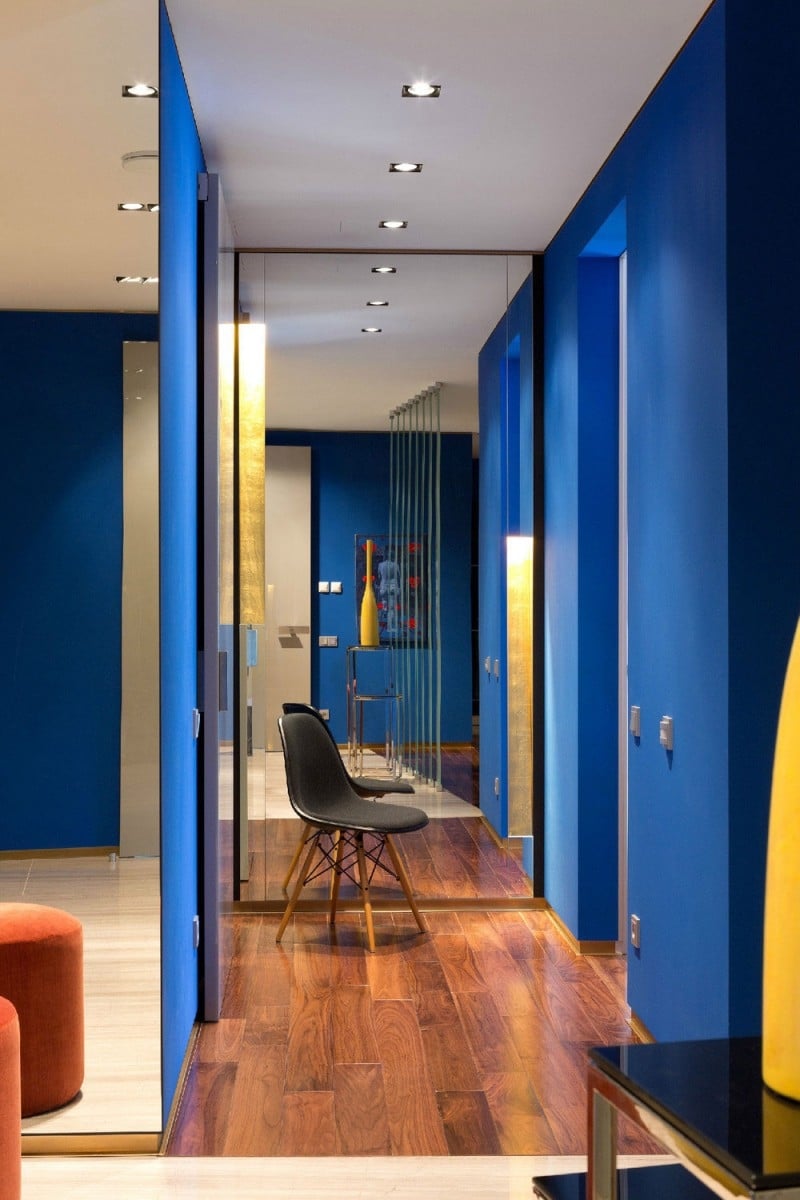 peinture couloir bleue chaise design spots encastrés parquet