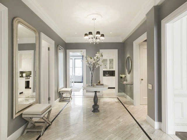 peinture-couloir-entrée-grise-portes-cadres-blancs-sol-marbre