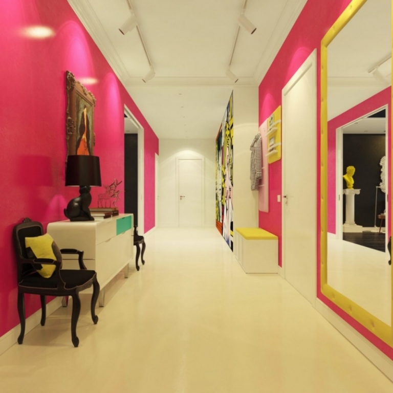 peinture couloir fuchsia accents jaunes style néo-baroque