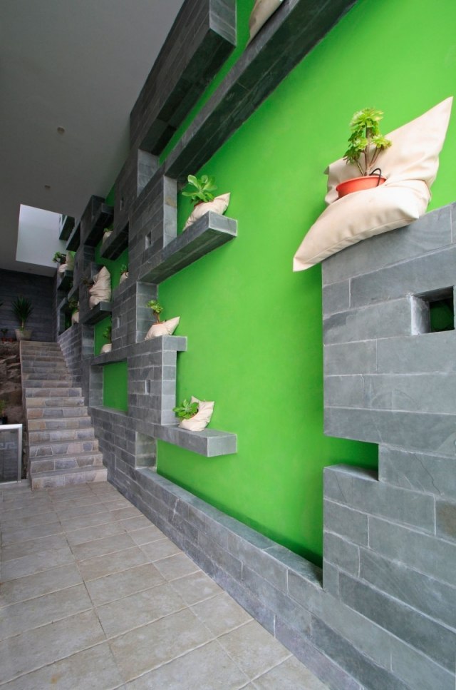 peinture-couloir-vert-flashy-déco-pierre-grise-plantes-pots