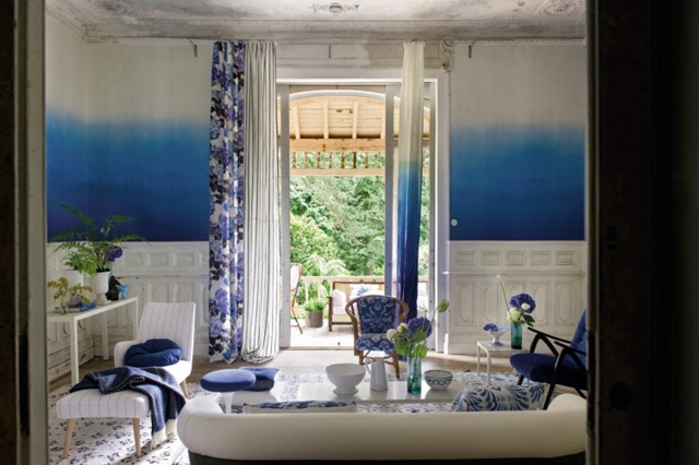 peinture-salon-effet-ombré-blanc-bleu-panneaux-blancs-bois-rideaux-motifs-floraux
