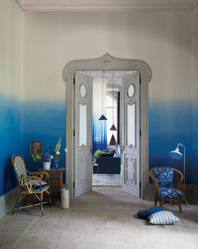 peinture-salon-effet-ombré-bleu-blanc-porte-arc-chaises-bois-tapisserie-bleue peinture décorative murale