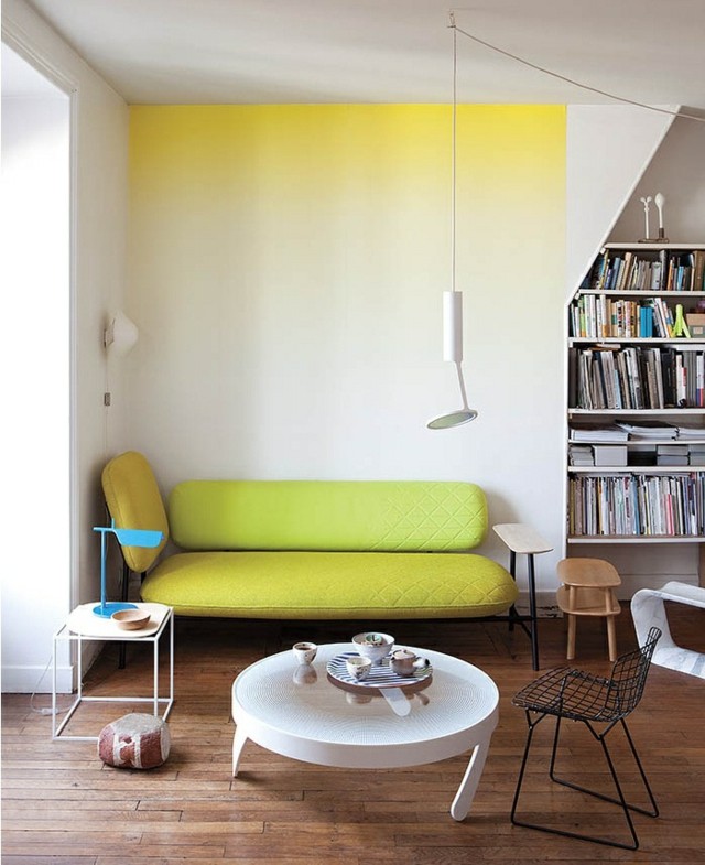 peinture-salon-effet-ombré-jaune-blanc-canapé-jaune-table-basse-blanche peinture décorative murale