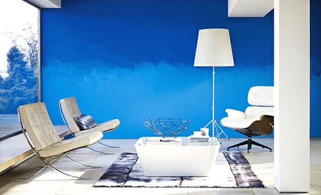 peinture-salon-effet-ombré-nuances-bleu-fauteuil-relax-blanc-tapis-gris-blanc peinture décorative murale