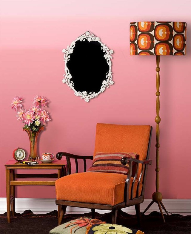 peinture-salon-effet-ombré-nuances-couleur-saumon-rose-fauteuil-orange-miroir-cadre-ornementé peinture décorative murale