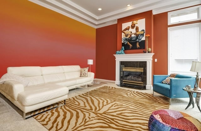 peinture-salon-effet-ombré-orange-rouge-canapé-blanc-tapis-motifs-cheminée-classique