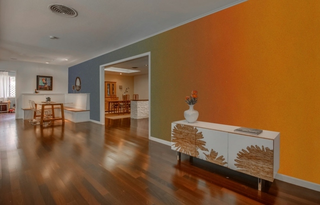 peinture-salon-effet-ombré-vertical-orange-rouge-bleu-vert-console-moderne-parquet