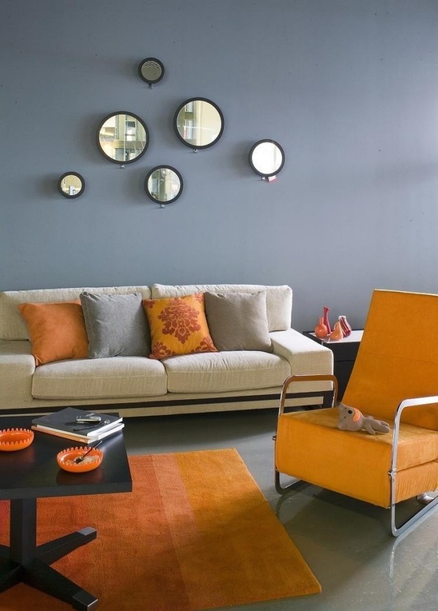 peinture-salon-tapis-orange-fauteuil-table-basse-coussins-deco-murale-miroir