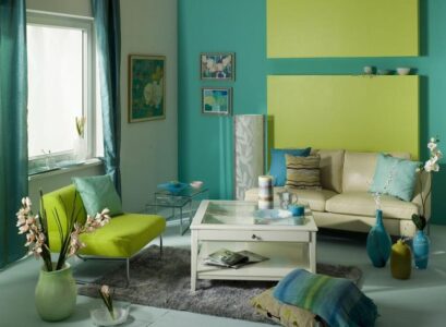 peinture-salon-turquoise-vert-table-basse-blanche-tapis-gris
