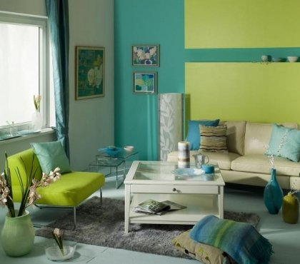 peinture-salon-turquoise-vert-table-basse-blanche-tapis-gris