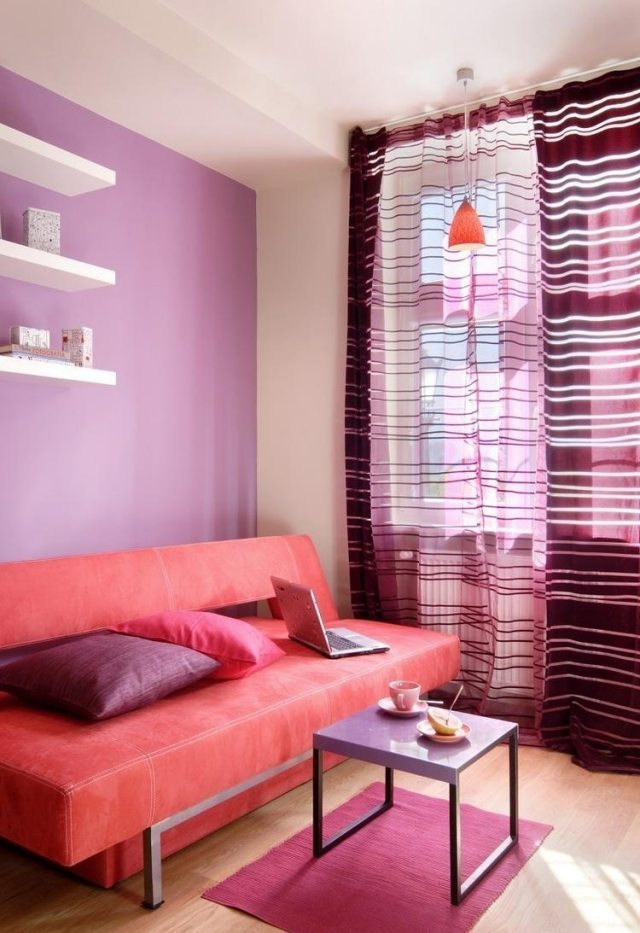 peinture-salon-violet-rideau-suspension-table-basse-carree-canape-droit-tapis