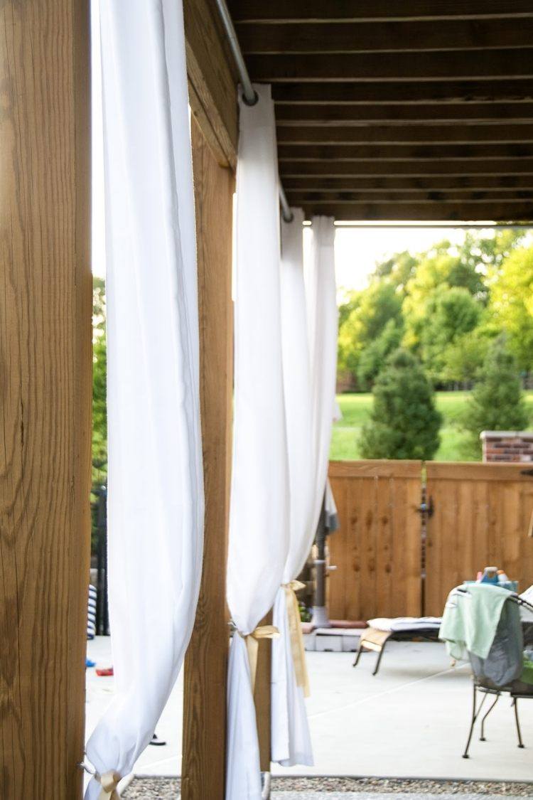 Pergola en bois avec rideaux: 50 idées cools pour le jardin