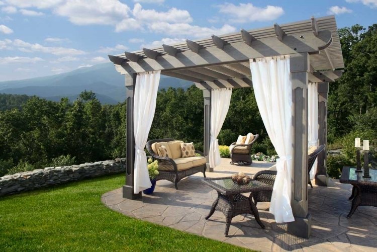 pergola-en-bois-rideaux-coin-detente-coussins-meubles-rotin-pelouse