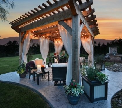 pergola-en-bois-rideaux-guirlande-lumineuse