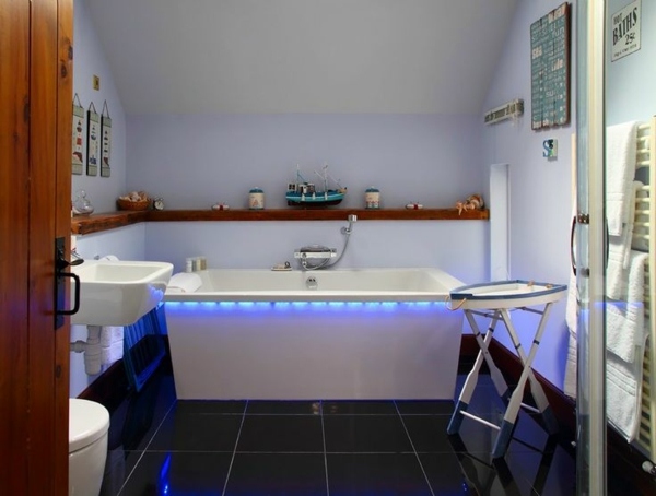 petite salle de bain baignoire ruban LED carrelage sol noir
