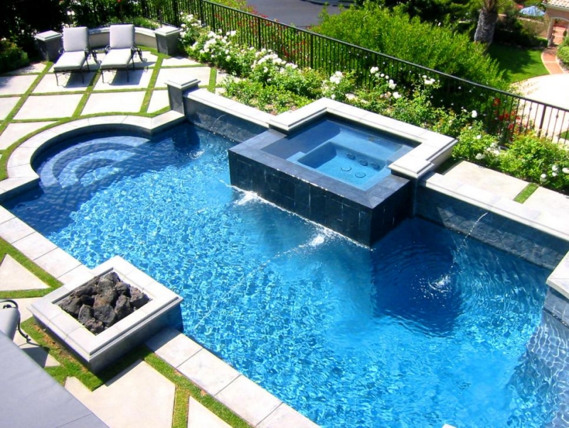 piscine-classique-escalier-romain-jacuzzi-extérieur-carré