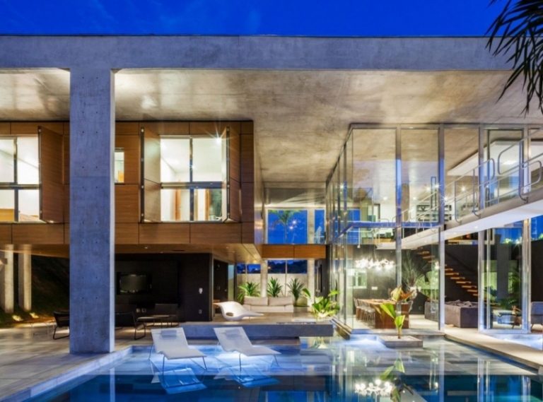 piscine-extérieure-salon-espace-intermédiaire-maison-luxe