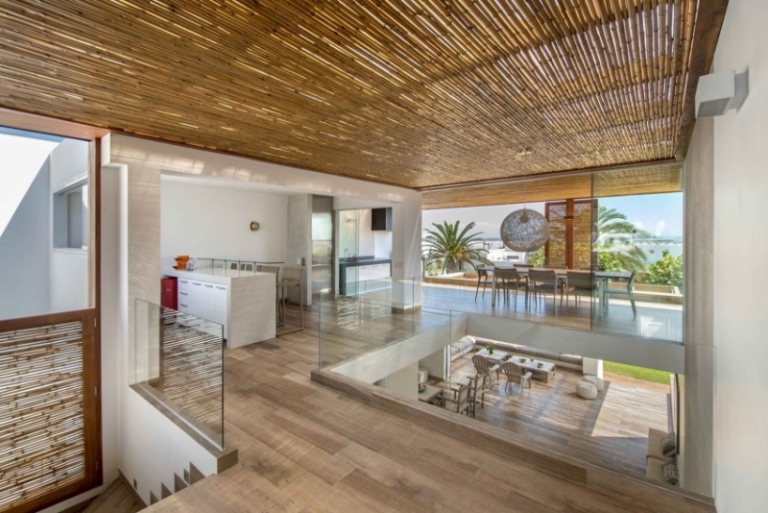 plancher-bois-balustrades-verre-villa-bord-mer-2-étages-Pérou
