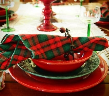 pliage-serviette-Noel-carreaux-vert-rouge-rond-serviette-DIY