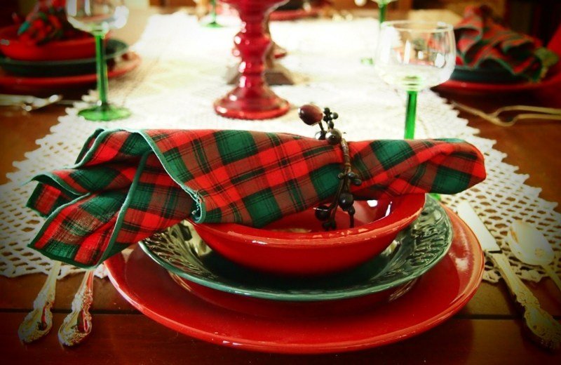 pliage-serviette-Noel-carreaux-vert-rouge-rond-serviette-DIY
