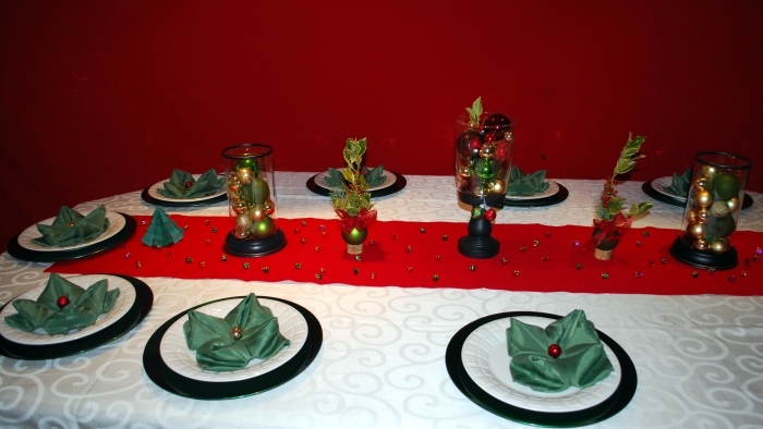 pliage-serviette-Noel-fleur-lotus-verte-chemin-table-rouge